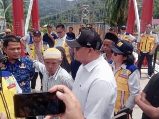 Tiga jembatan Rampung Peninjauan kondisi jembatan bersama pemerintah dan tim teknis di lokasi pascabencana.