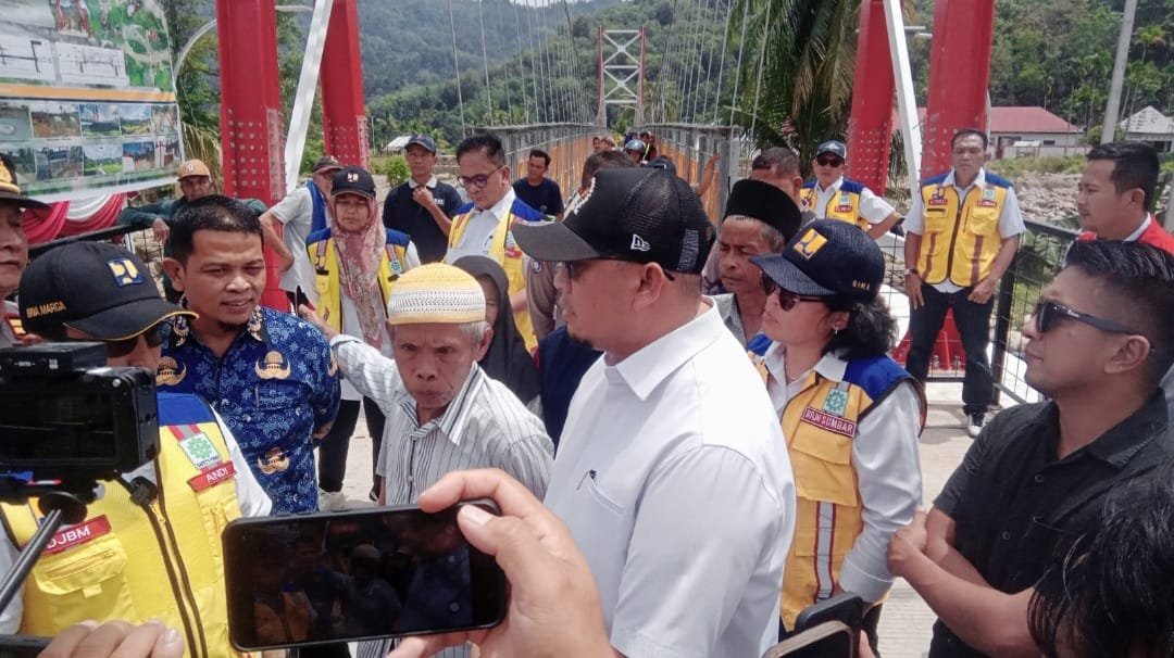Tiga jembatan Rampung Peninjauan kondisi jembatan bersama pemerintah dan tim teknis di lokasi pascabencana.