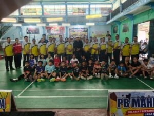 Peserta dan pengurus berfoto bersama pada Turnamen Bulutangkis PBSI Cup 2026 di Hall Badminton Mahmuda Padang