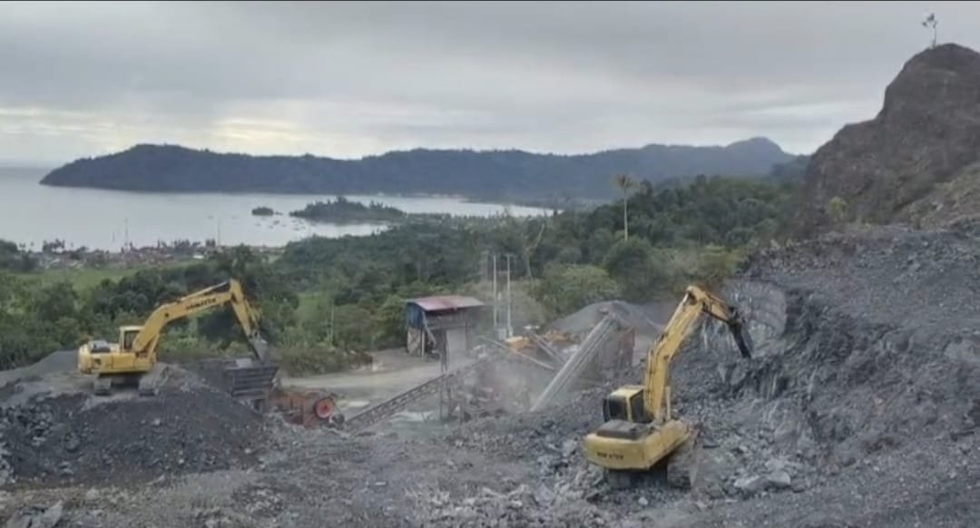 Tambang Andesit Padang Pessel Aktivitas tambang batu andesit di kawasan perbatasan Padang dan Pesisir Selatan