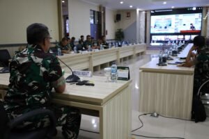 Kodam XIX Tuanku Kapoksahli Kodam XIX Tuanku Tambusai Brigjen TNI M. Yahya memimpin Vidcon persiapan penyuluhan pencegahan Karhutla di Riau