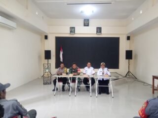 Babinsa Kemlayan Berikan Pembinaan dan Motivasi Disiplin kepada Satlinmas