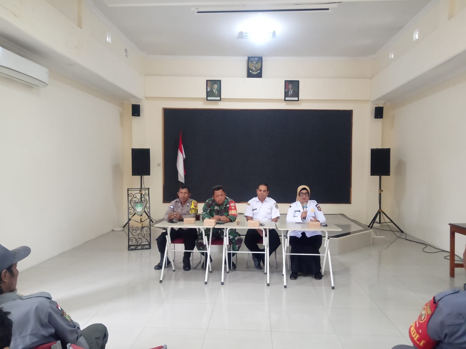 Pembinaan Satlinmas Kelurahan Kemlayan Babinsa Kemlayan Serka Priyanto memberikan pembinaan kepada Satlinmas Kelurahan Kemlayan
