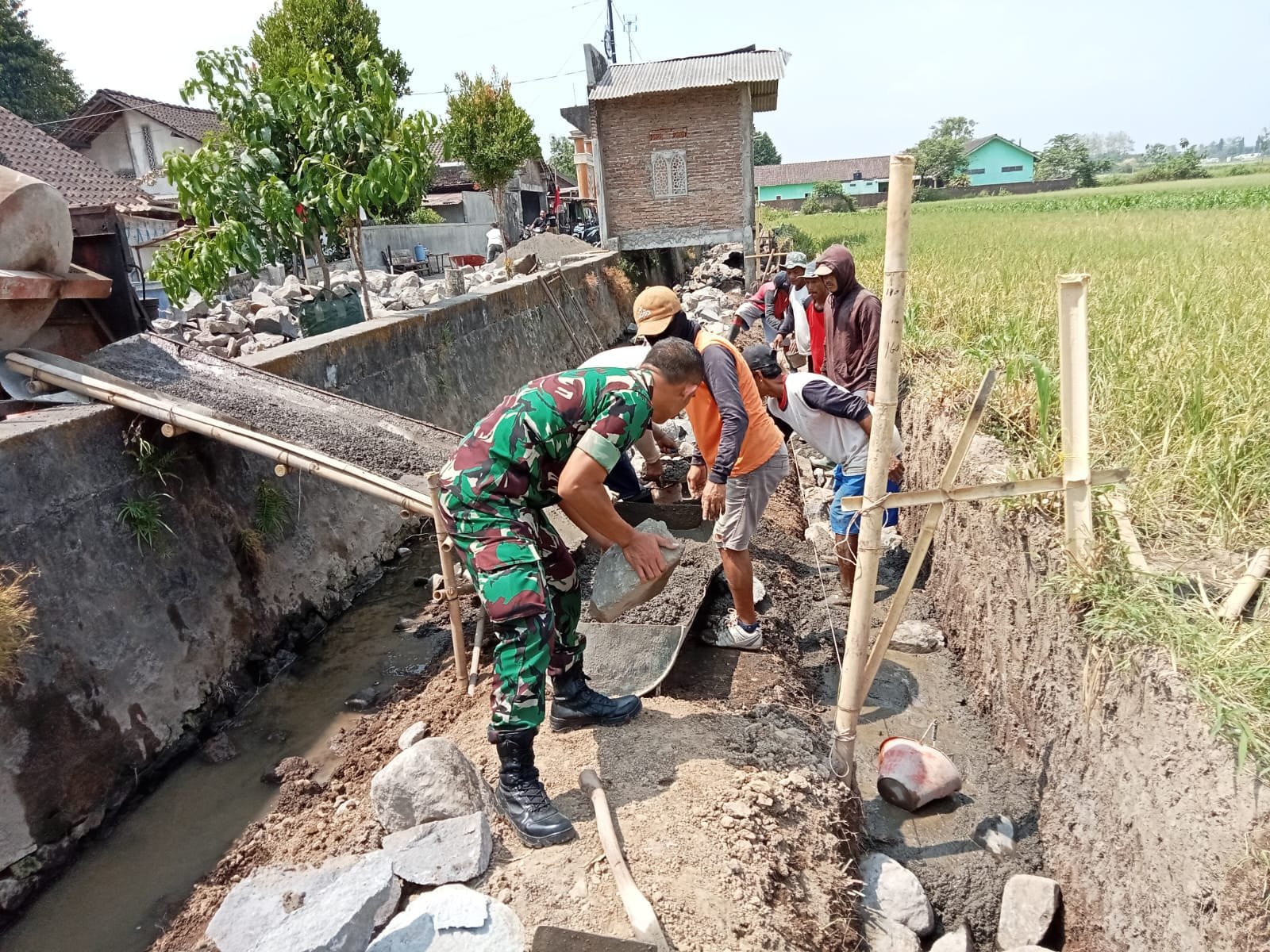 talud irigasi pertanian Babinsa Ketaon bersama warga membangun talud irigasi pertanian di Boyolali