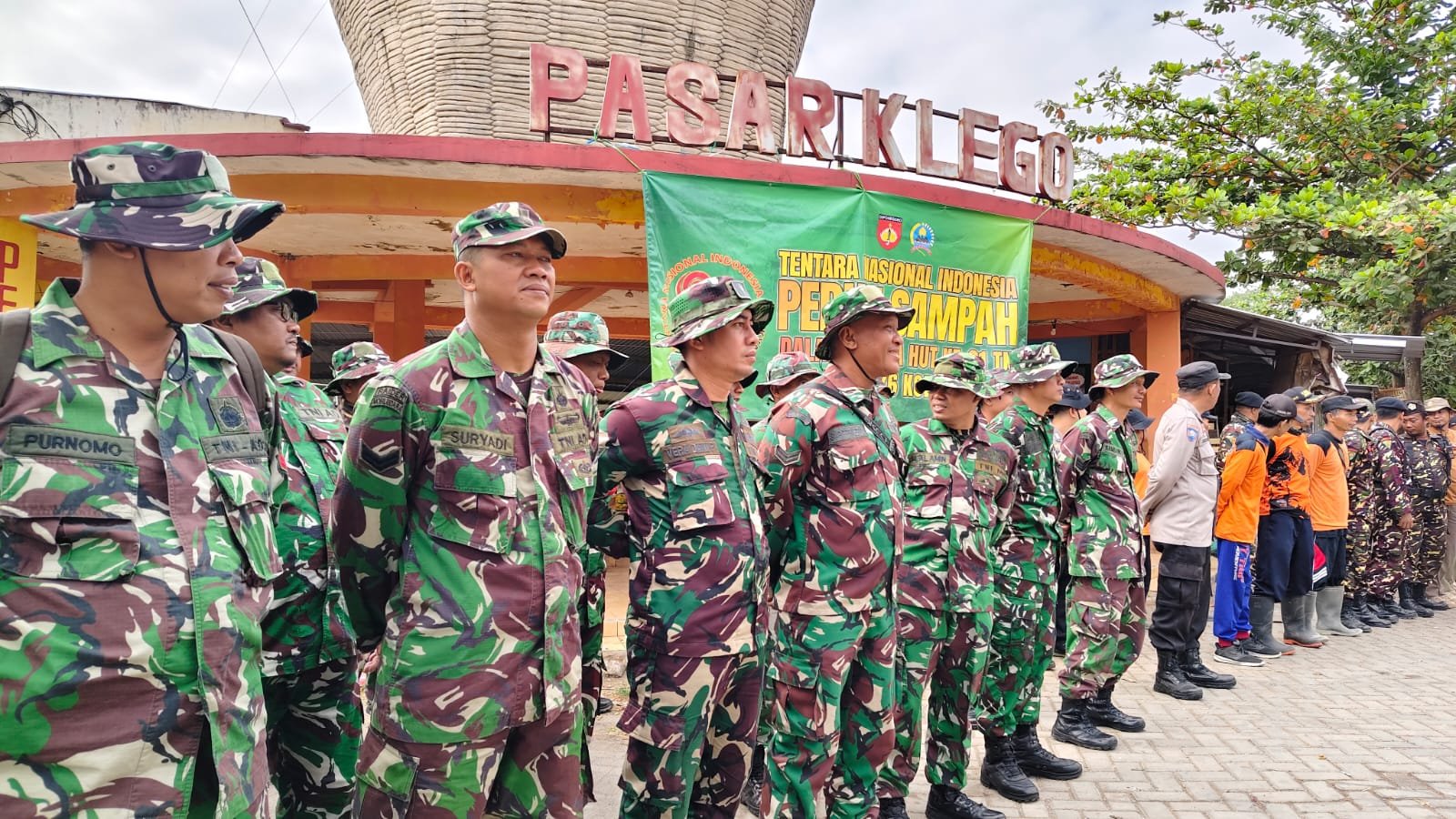 Karya Bakti TNI Boyolali Dandim Boyolali dan personel TNI mengikuti Karya Bakti Peduli Sampah di Pasar Legi