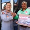 Bukan Sekadar Sembako, Kapolres Kudus menyerahkan bantuan sembako kepada pengemudi ojol
