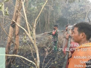 Kodam XIX Tuanku Tambusai Bersama Warga Kendalikan Karhutla di Pungkat