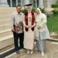Hafifah Azzahra Mutania bersama kedua orang tua usai wisuda D3 Akuntansi PNP