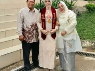 Hafifah Azzahra Mutania Wisuda D3 Akuntansi PNP, Akiruddin S.Pd dan Keluarga Rayakan Kebahagiaan