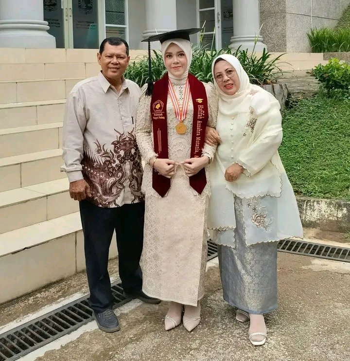 Hafifah Azzahra Mutania bersama kedua orang tua usai wisuda D3 Akuntansi PNP