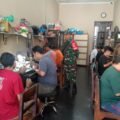 Pembuat dan Pengrajin Perak, Babinsa Jayengan Serka Rohmad melaksanakan Komsos bersama pengrajin perak di Surakarta