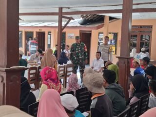 Babinsa dan Bhabinkamtibmas Kawal Penyaluran Bantuan Beras