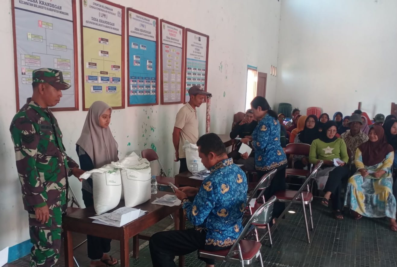 Babinsa Koramil 21/Bulukerto Dampingi Penyaluran Bantuan CPP kepada 438 KPM di Desa Krandegan