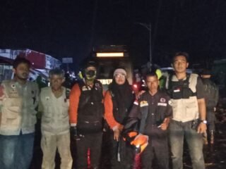 Tim URC AMK SAKATO bersama Brimob Polda Sumbar bergerak cepat melakukan gotong royong dan pendataan korban bencana galodo di Gunung Talang, Solok.
