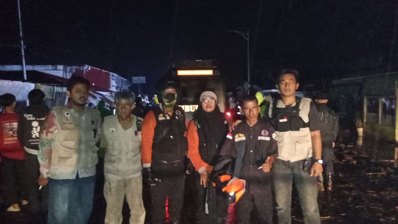Tim URC AMK SAKATO bersama Brimob Polda Sumbar bergerak cepat melakukan gotong royong dan pendataan korban bencana galodo di Gunung Talang, Solok.