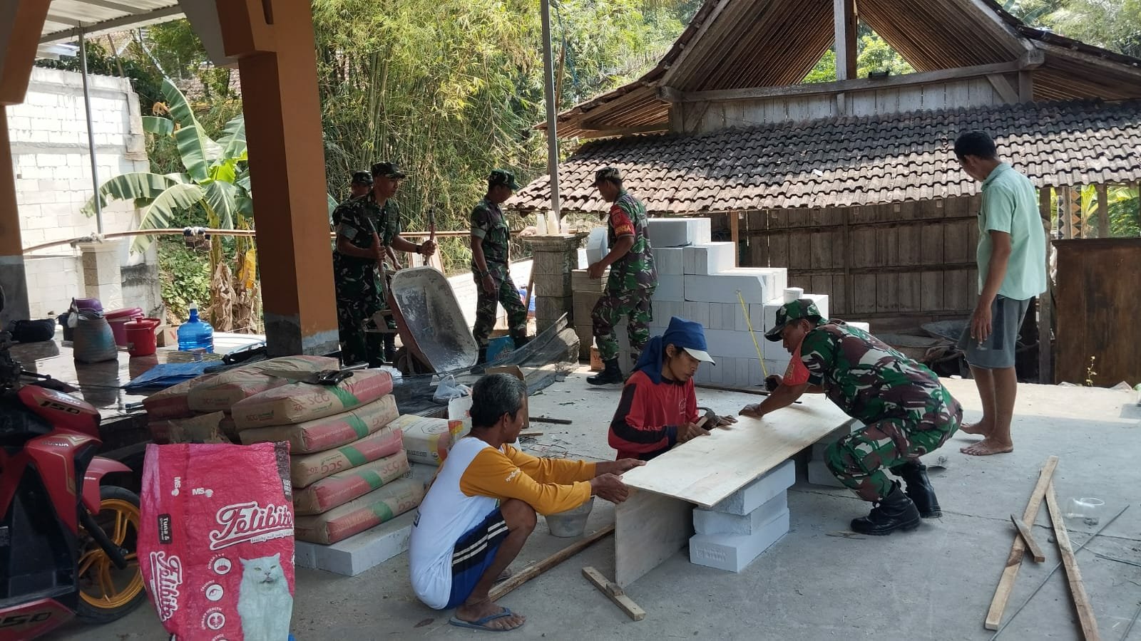 Bahu Membahu Bangun Masjid Al Ikhlas, TNI dan Warga Gesi Hidupkan Lagi Semangat Gotong Royong
