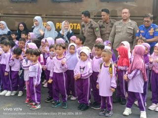 Pakai Mobil Patroli Satpol PP, Puluhan Anak TK Aisyiyah Bustanul Athfal Kunjungi Mako Damkarmat Medan 