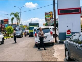 Antisipasi Kepadatan, Lantas Polsek Padang Timur Atur Antrean Kendaraan di SPBU Marapalam