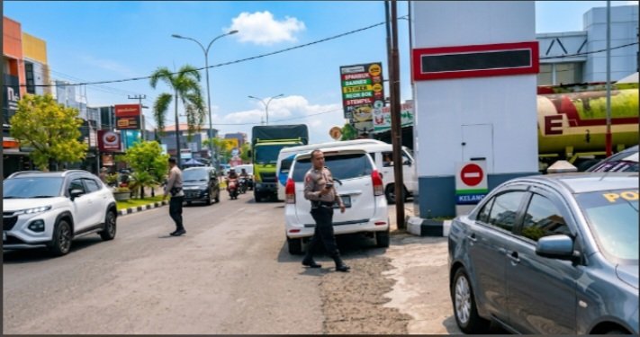 Lantas Polsek Padang Timur mengatur antrean kendaraan di SPBU Marapalam