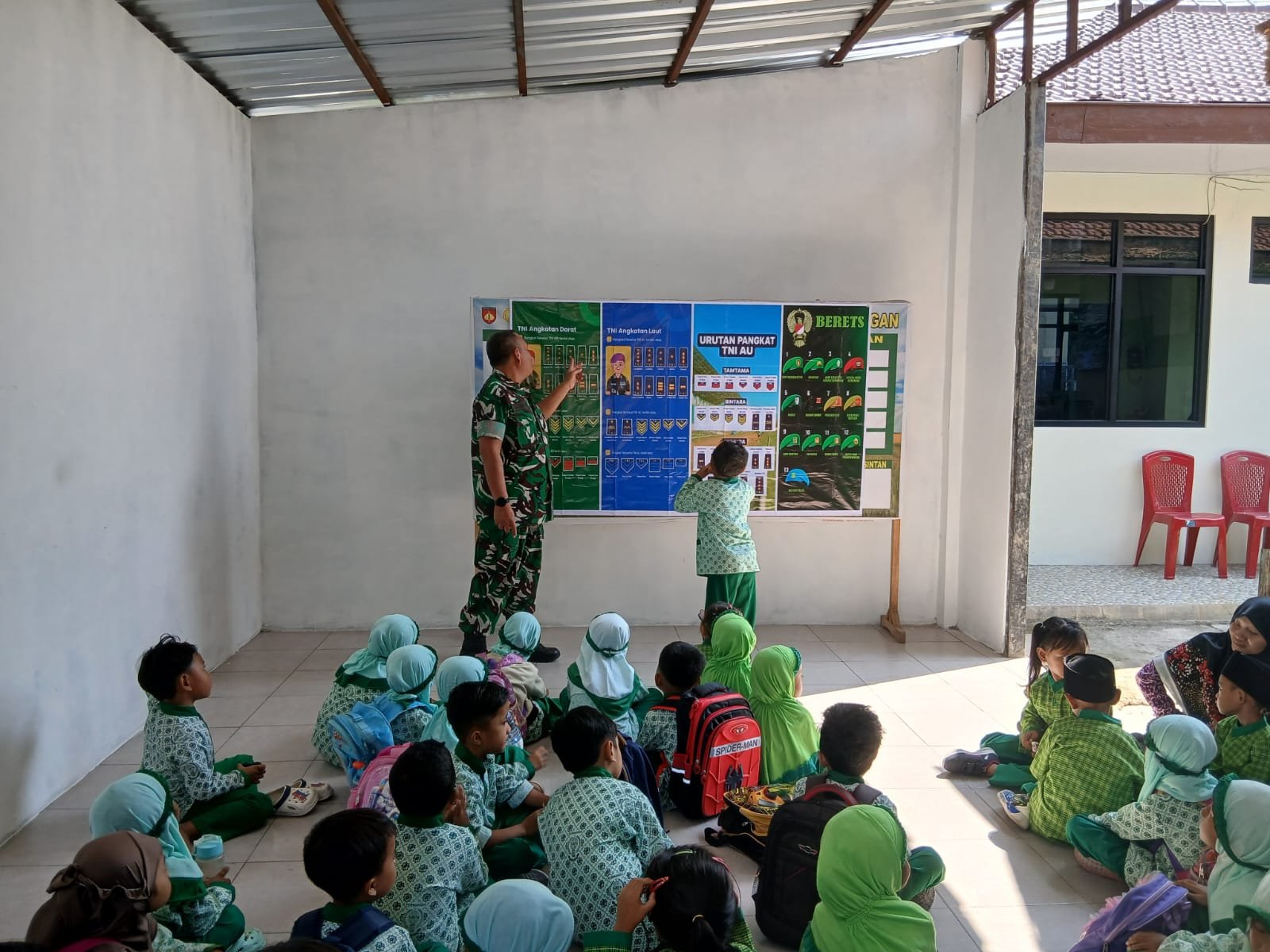 Seru! Puluhan Murid TK Perwanida Gunungan "Serbu" Markas Koramil 11 Manyaran