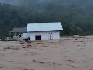 Banjir Terjang Limau Purut Tapan, Puluhan Warga dan Siswa Pramuka Dievakuasi, Rumah serta Warung Hanyut   